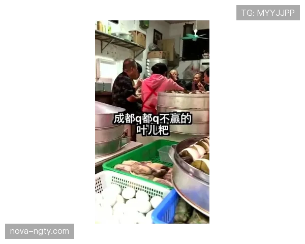 唐佳豪同一天：深夜五星餐厅账单，早晨巷口拎便当排队，笑到不行
